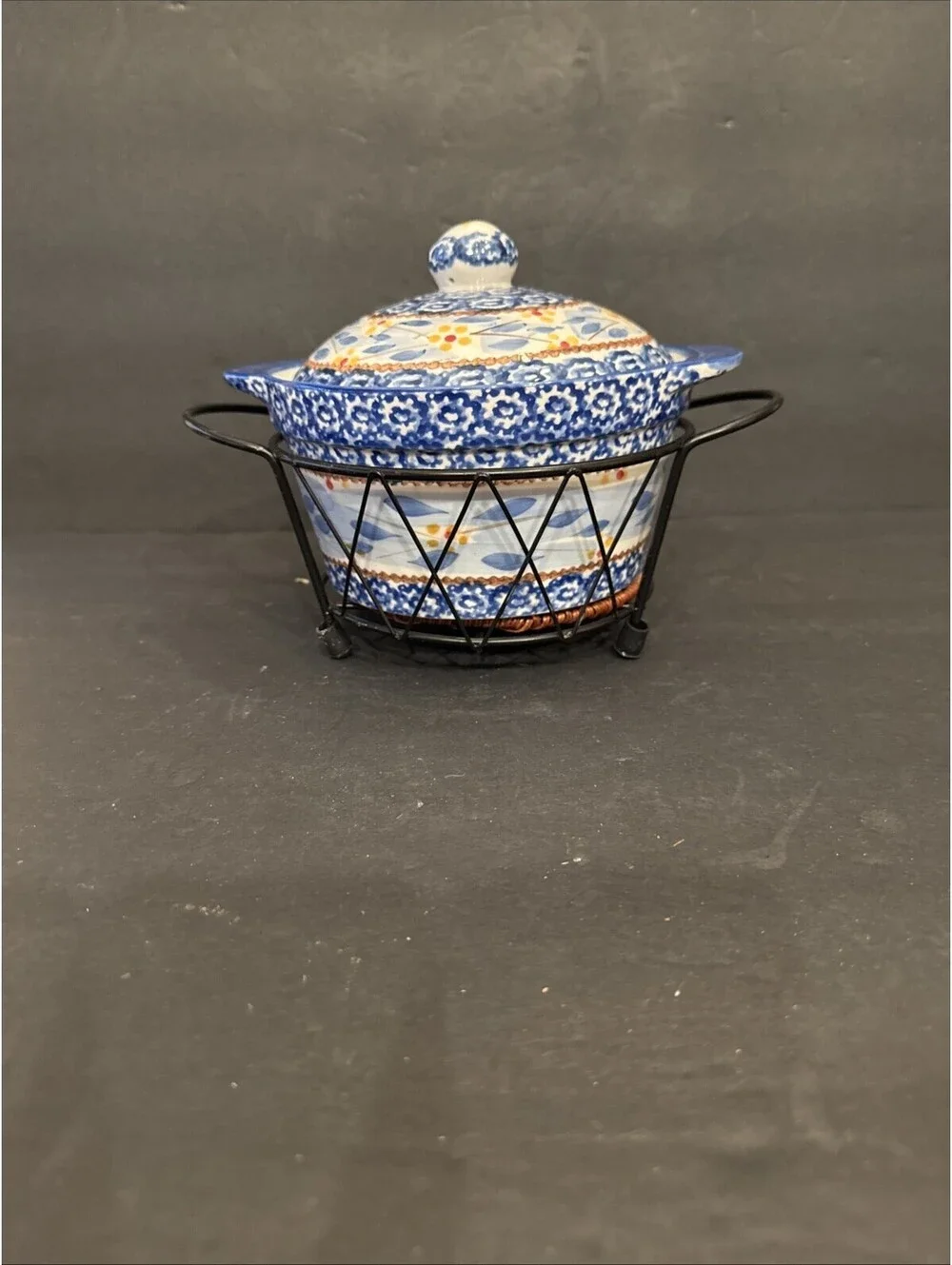 Temptations By Tara Old World Blue 10 Oz Round Covered Casserole W Metal Stand